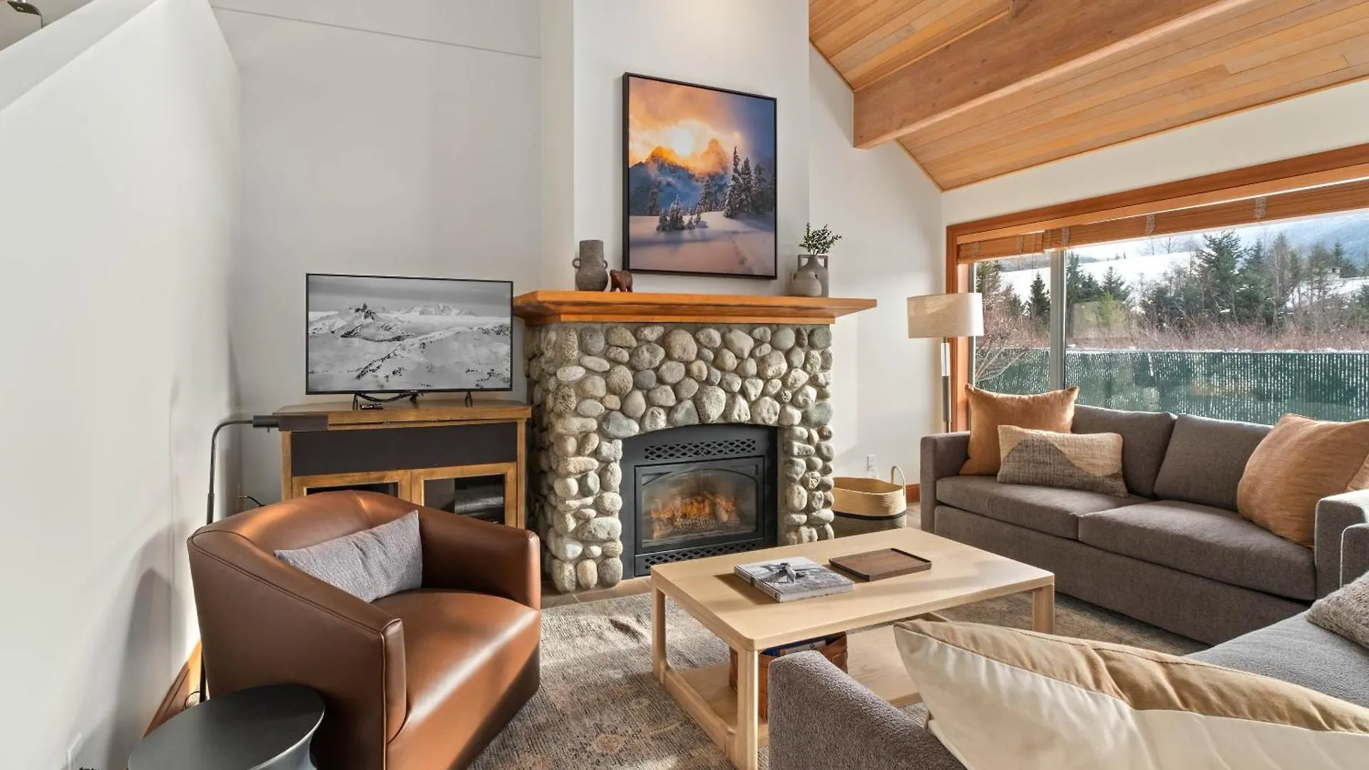 Montebello By Whistler Premier 0*,